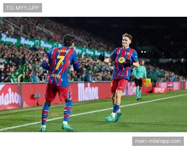 场内镜头:巴萨小将亚马尔精妙穿裆过人引主场观众沸腾 场内镜头:巴萨小将亚马尔精妙穿裆过人引主场观众沸腾